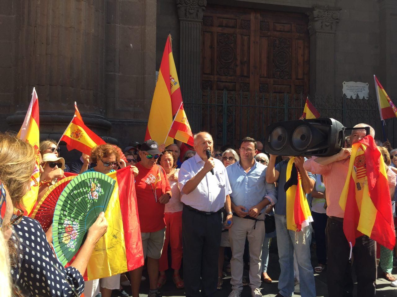 Eligio Hernández en la lectura del manifiesto de la concentración por la unidad de España