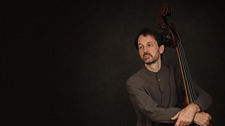 Pablo Martín Caminero, el contrabajo de Vitoria que hizo suyo el flamenco y quiere convencer al exigente público de Sevilla
