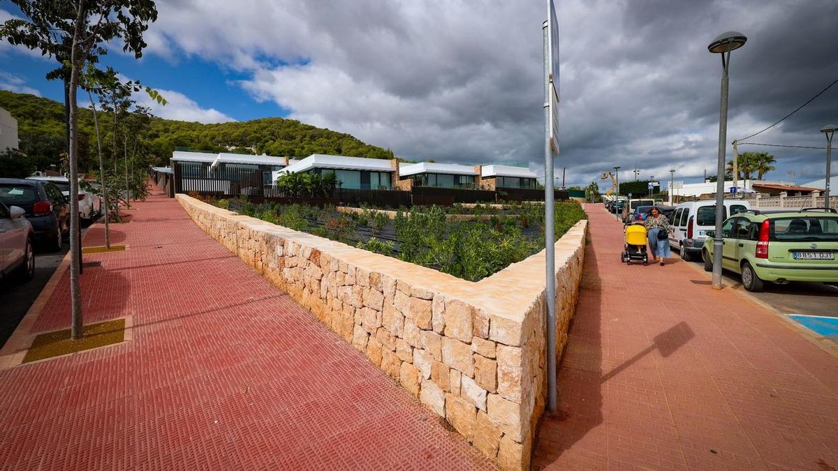 El barri on s’han construït els xalets és una zona d’instal·lacions esportives i centres educatius públics, com escoles i instituts