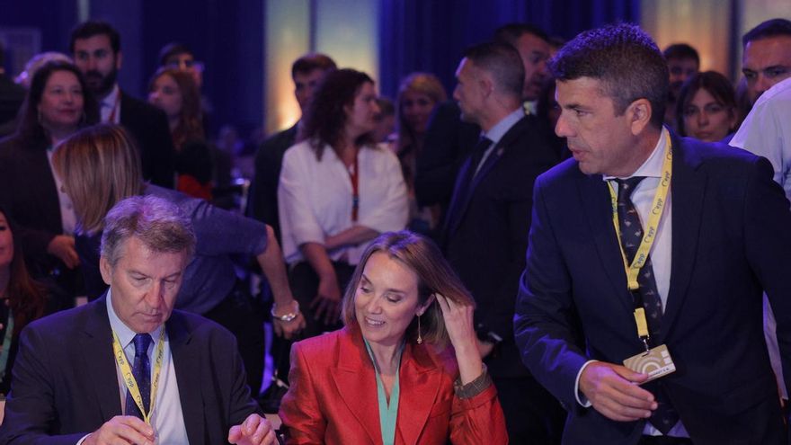 El presidente del Partido Popular, Alberto Núñez Feijó, la diputada popular Cuca Gamarra y el presidente de la Generalitat valenciana, Carlos Mazón, a su llegada a la segunda jornada del congreso del Partido Popular Europeo en Valencia, este miércoles.