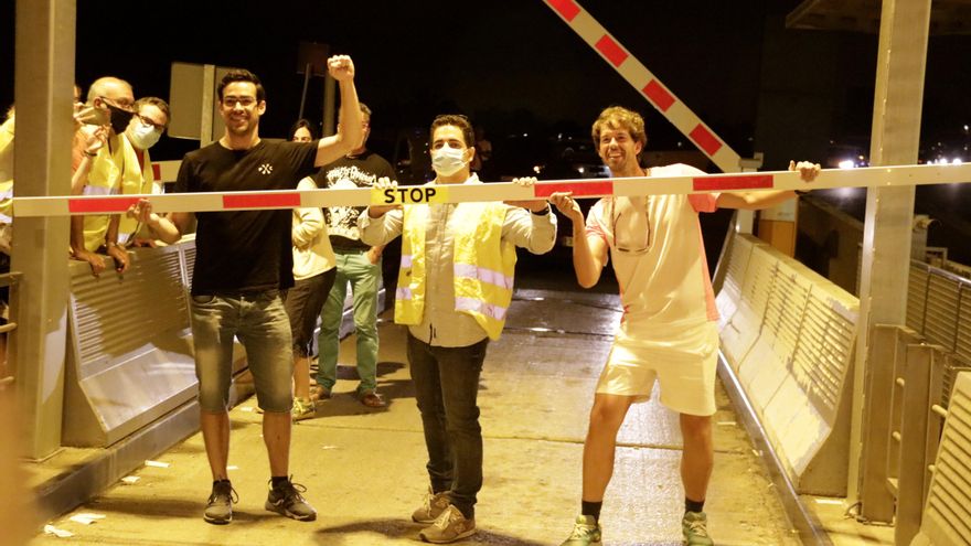 Un grupo levanta la barrera de la C-32 en Vilassar de Dalt tras medio siglo de peaje