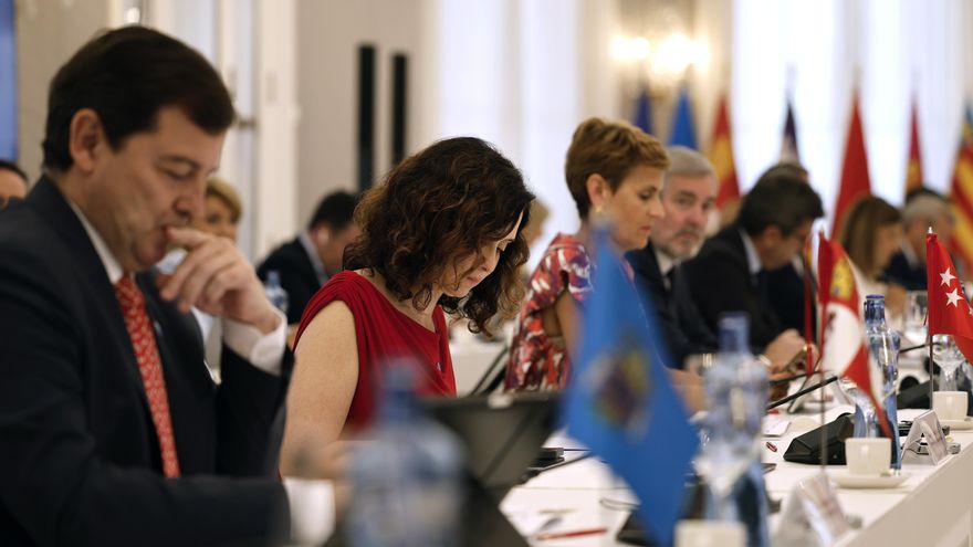 La presidenta de la Comunidad de Madrid, Isabel Díaz Ayuso, momentos antes del inicio de la XXVIII Conferencia de Presidentes que se celebra este viernes en el Palau de Pedralbes, en Barcelona.
