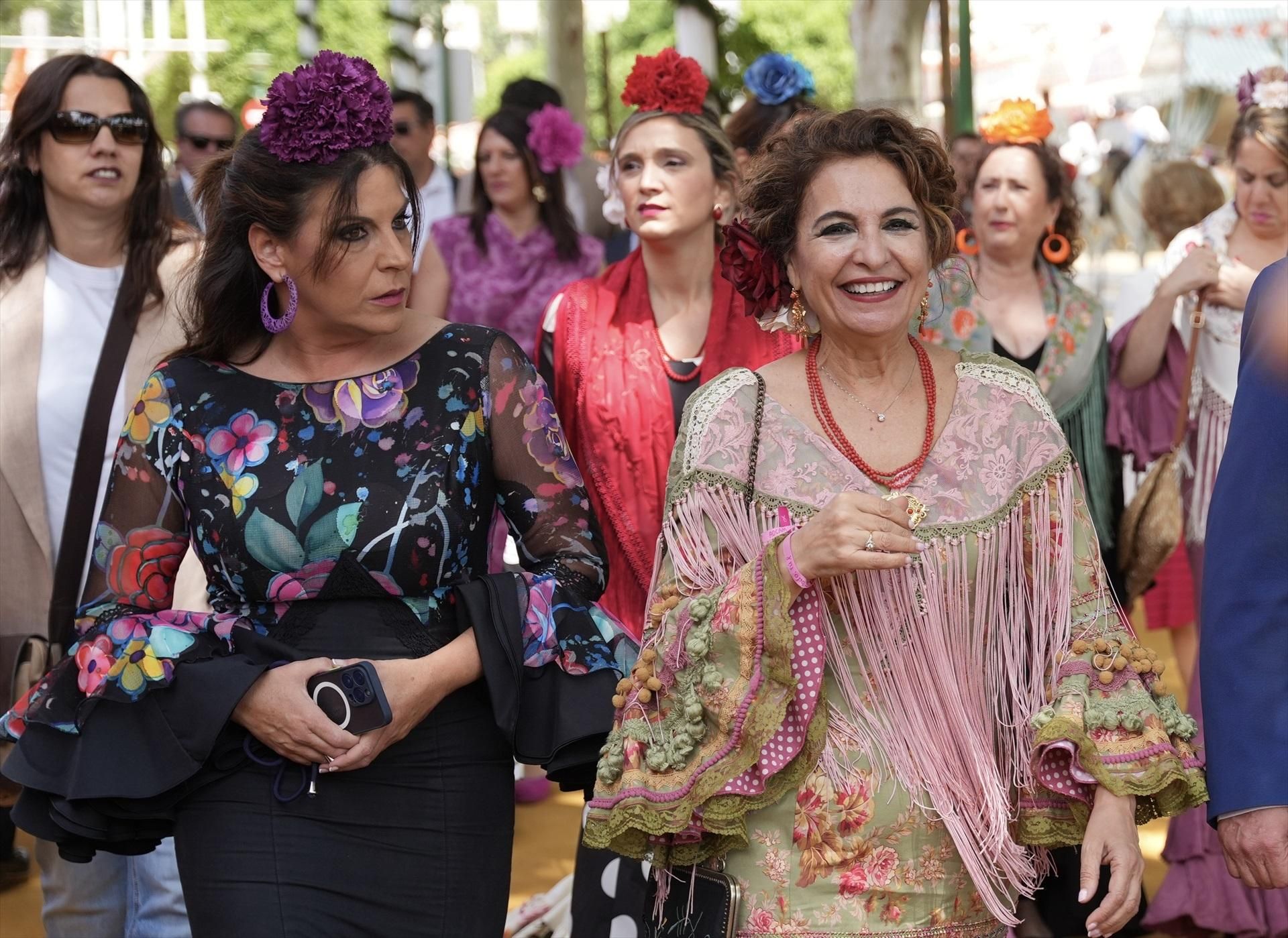 Montero, con la portavoz parlamentaria del PSOE, Ángeles Férriz