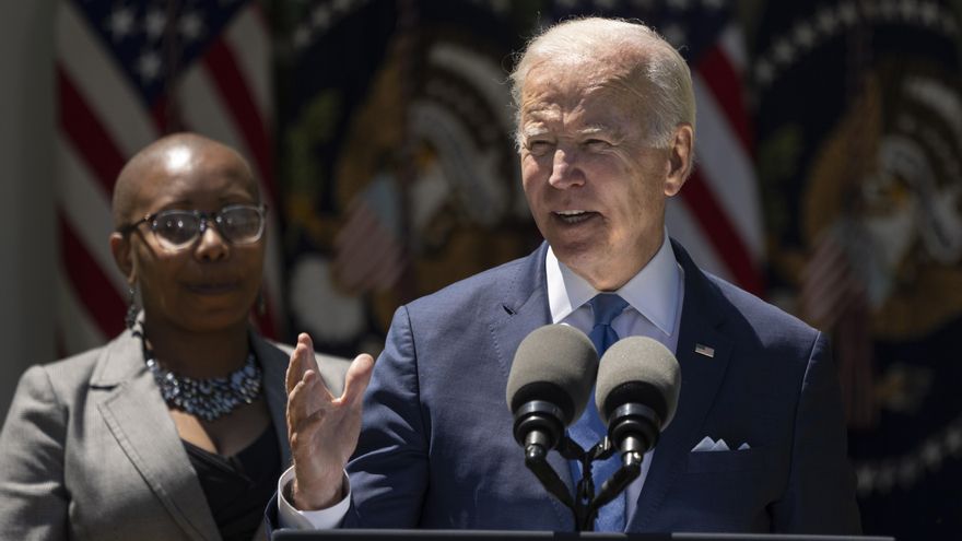 El presidente de Estados Unidos, Joe Biden, fue registrado este lunes al anunciar que 20 empresas de Internet acordaron reducir los costos para los estadounidenses de bajos ingresos, en los jardines de la Casa Blanca, en Washington DC (EE.UU.). EFE/Chris Kleponis/Pool