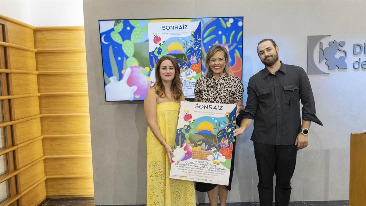 La delegada de Igualdad, Cooperación al Desarrollo, Consumo y Participación Ciudadana de la Diputación, Auxiliadora Moreno (centro), en la presentación de SonRaíz
