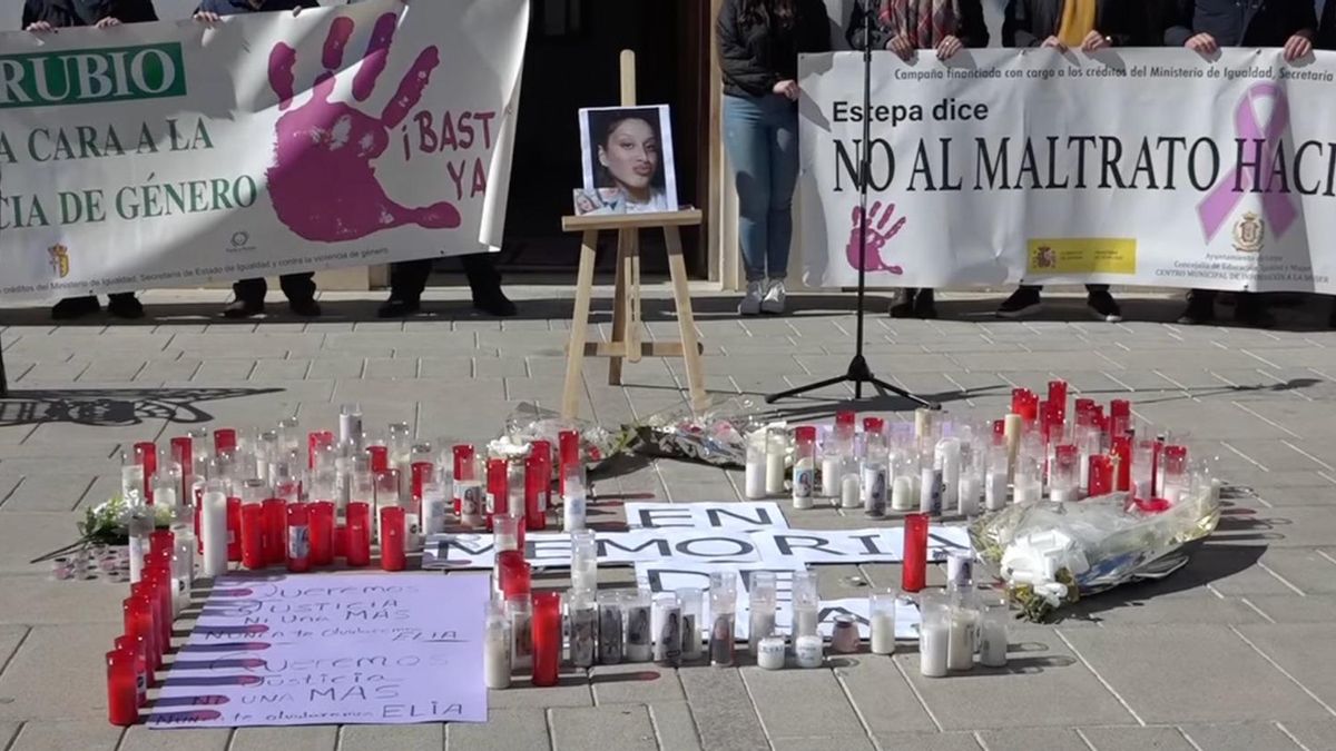 Concentración de los vecinos de la localidad sevillana en recuerdo a la menor asesinada.