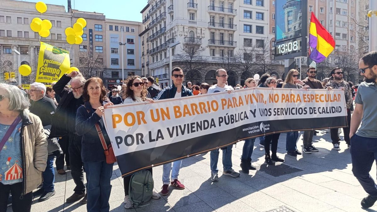 Otro momento de la manifestación de 'Zaragoza no se vende' este domingo en la capital aragonesa.