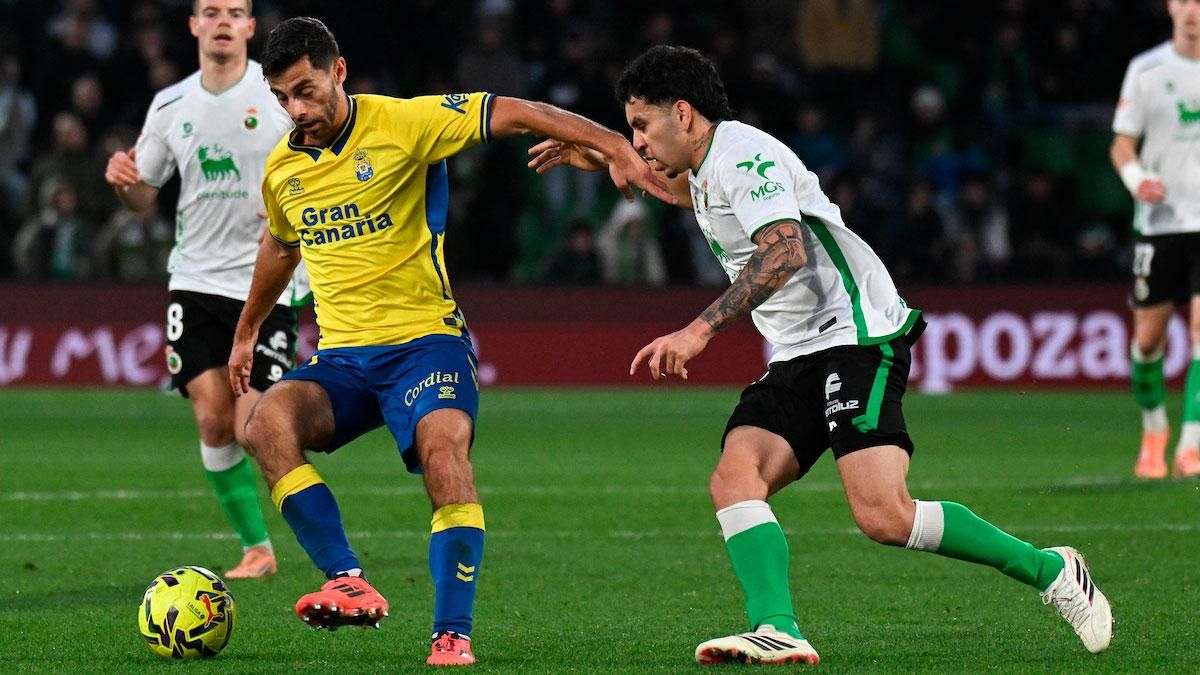 Las Palmas recibe una goleada en el duelo de líderes