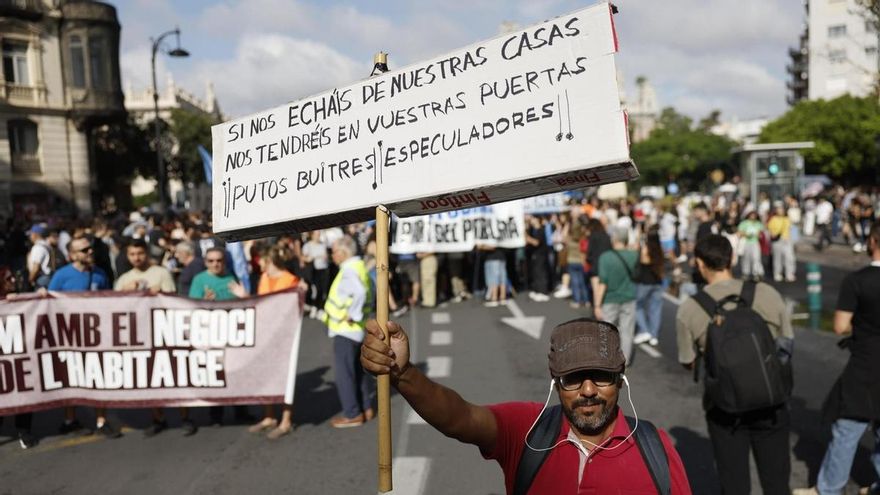 Miles de personas se movilizan contra la especulación inmobiliaria en Valencia y llaman a la huelga general