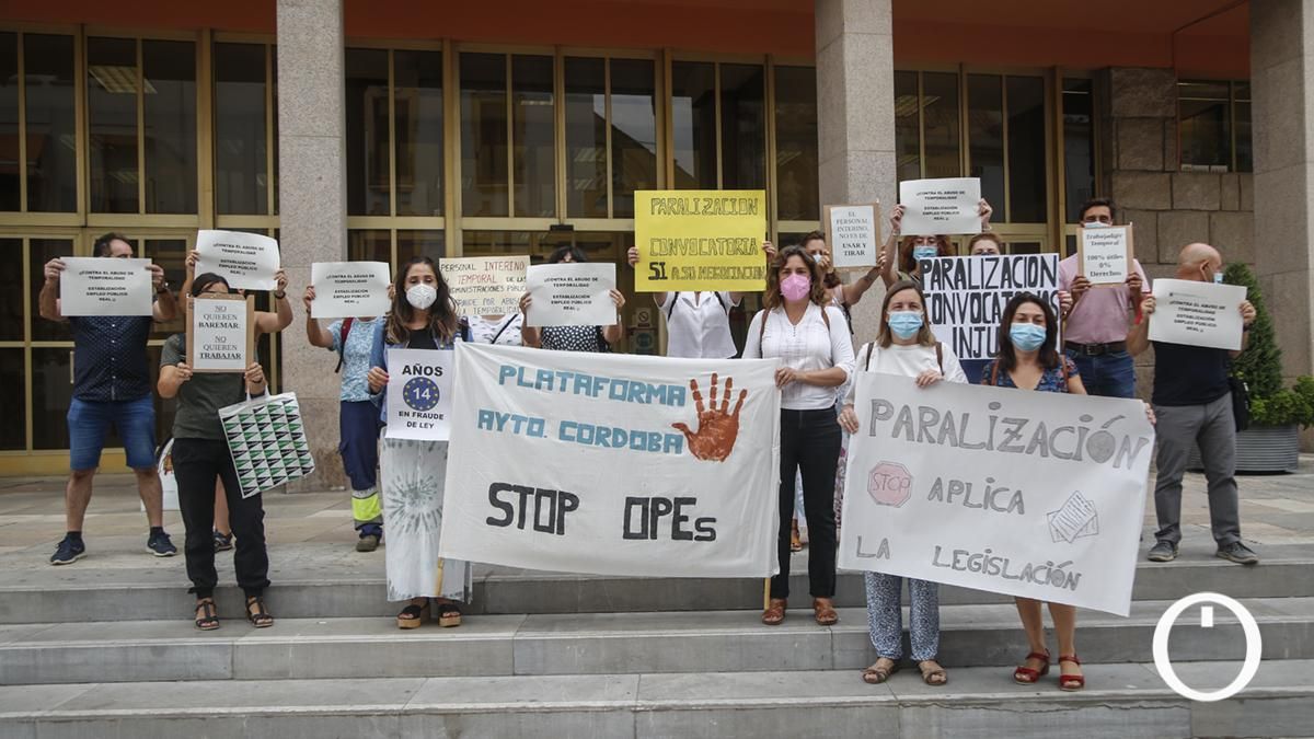 Concentración del personal interino y laboral indefinido no fijo en las puertas del Ayuntamiento de Córdoba
