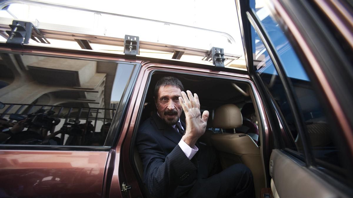 El cadáver de McAfee sigue en Barcelona siete meses después de su muerte en prisión