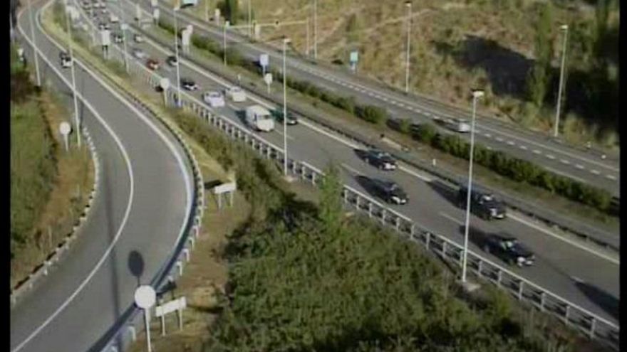 Imagen de parte de la retención en la A-8 esta tarde de domingo.