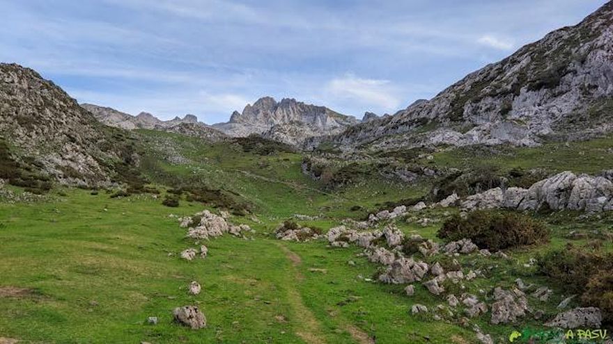 Un montañero muere despeñado y su compañero queda enriscado en una grieta en Peña Santa de Enol, en Cangas de Onís