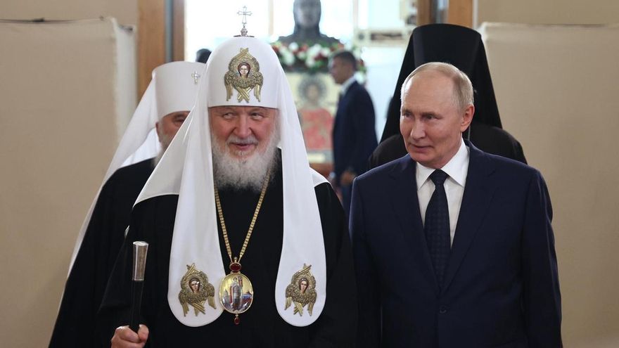El patriarca ruso Kiril junto a Vladímir Putin en una visita del presidente ruso a San Petersburgo.
