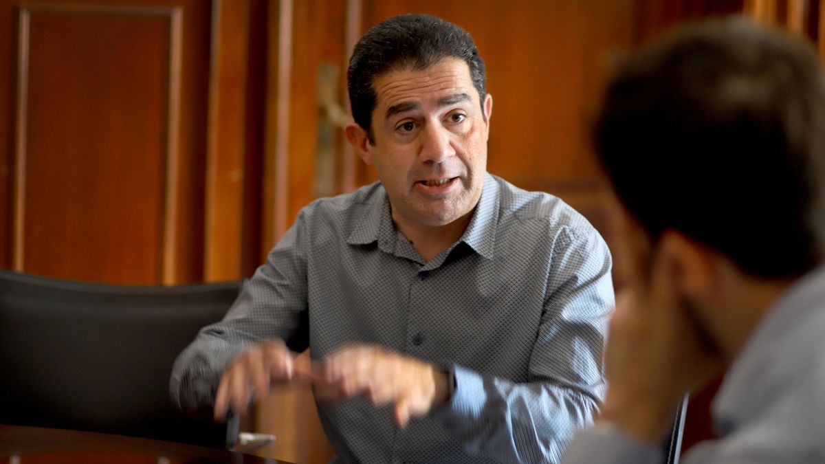 Toni Francés, durant un moment de l'entrevista.
