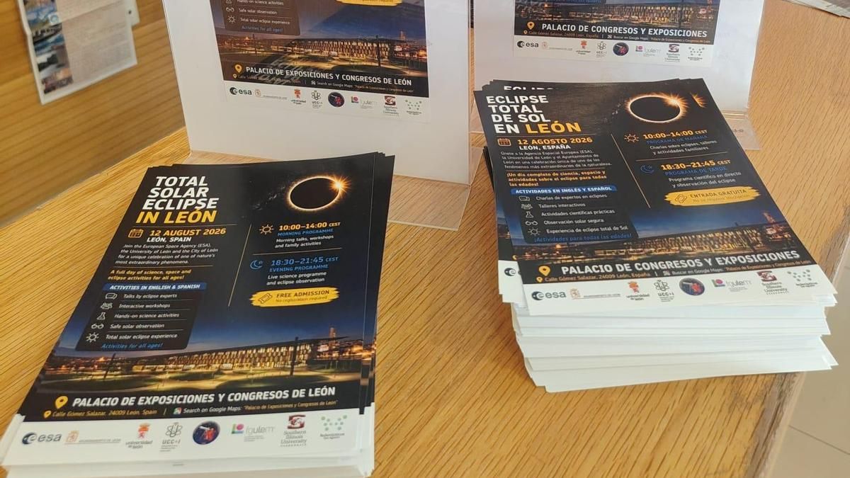 La Universidad de León distribuye folletos con la programación del evento del eclipse solar
