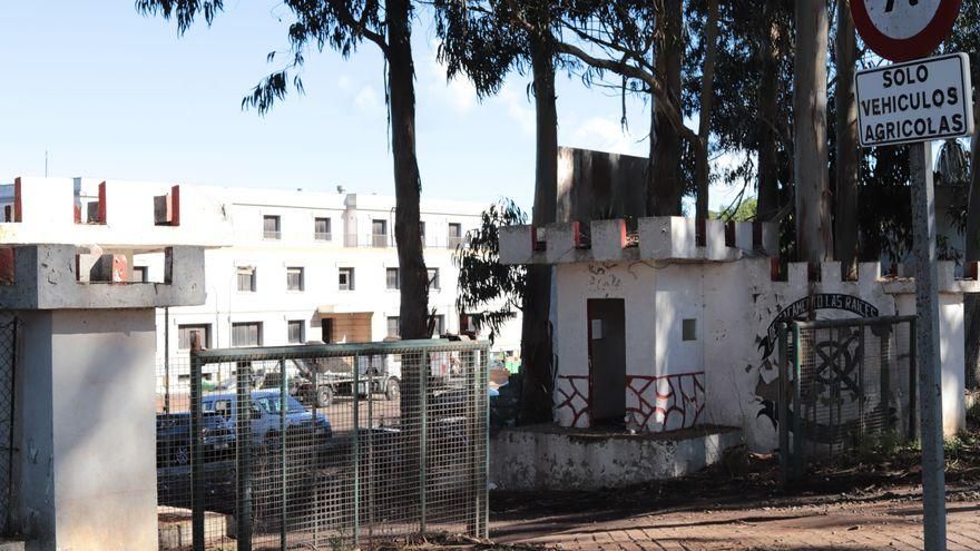 Obras en el acuartelamiento militar de Las Raíces, donde se ha instalado un campamento para migrantes