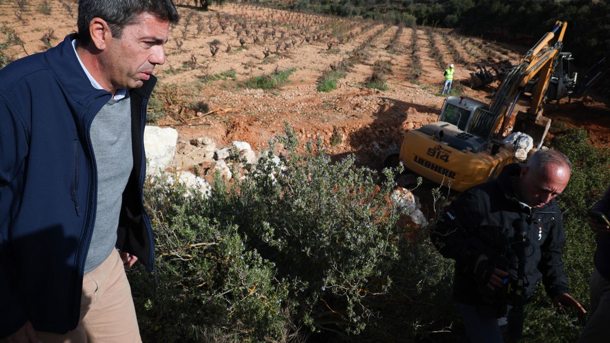 Carlos Mazón, en la visita a unas obras en caminos rurales afectados por la dana en Utiel.