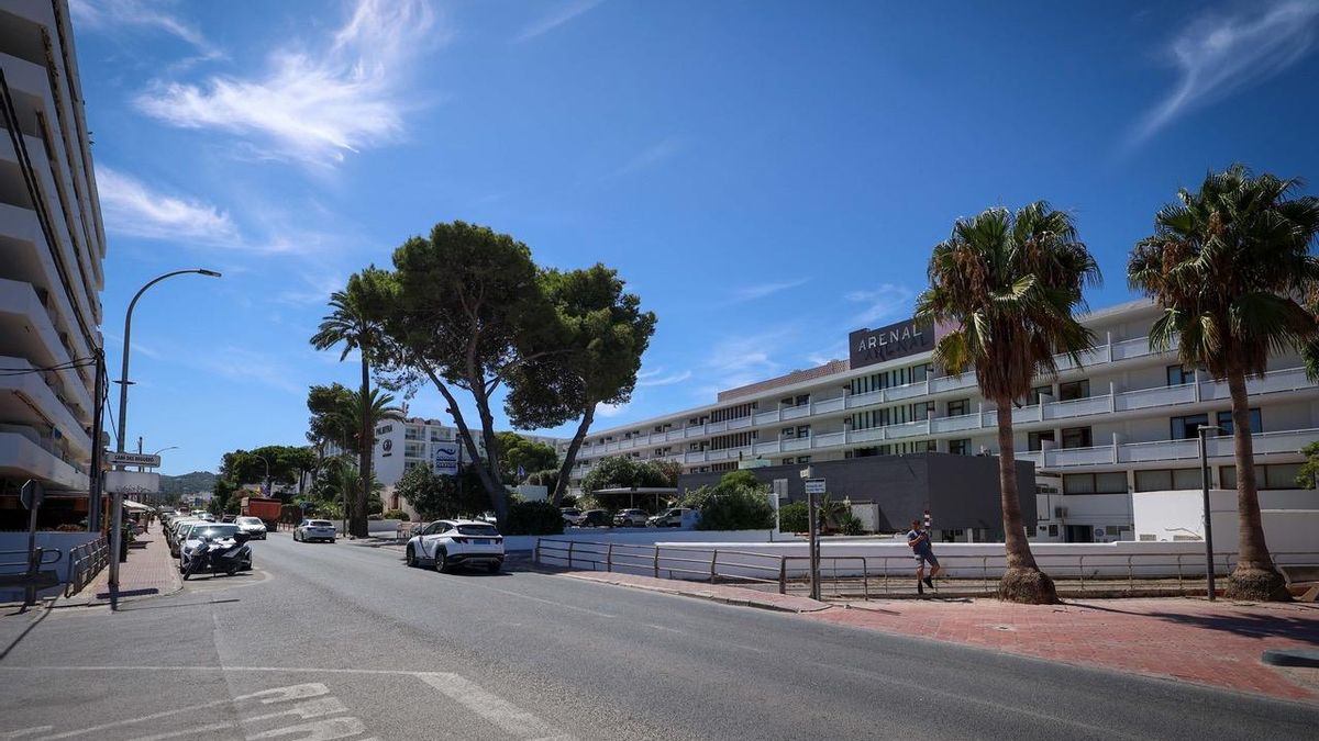 Un estudi demostra que els hotels i els blocs de pisos de la façana marítima de Sant Antoni bloquejarien la sortida natural de l'aigua cap al mar en cas d'una DANA