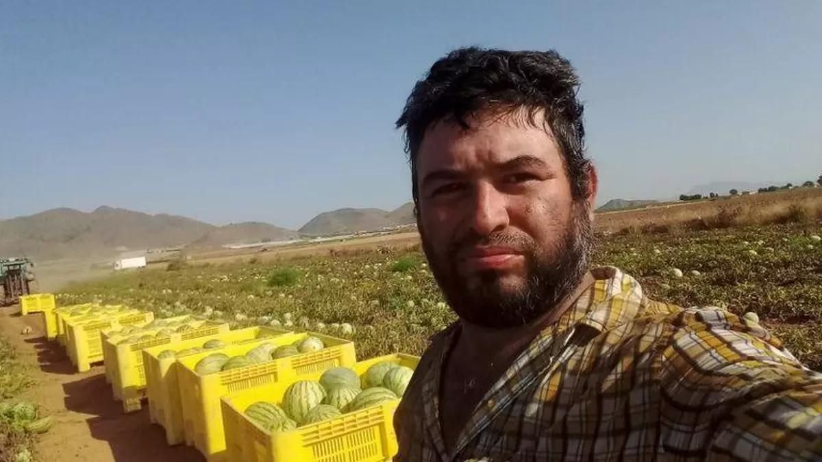Eleazar Blandón en la plantación de sandías en un 'selfi' que envió a un familiar
