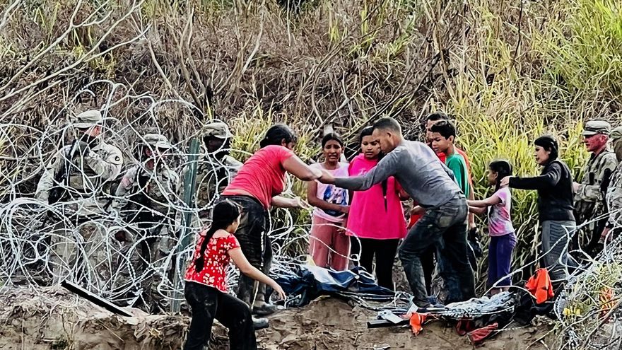 Migrantes derriban a la Guardia Nacional y el cerco de púas en la frontera de México-EEUU