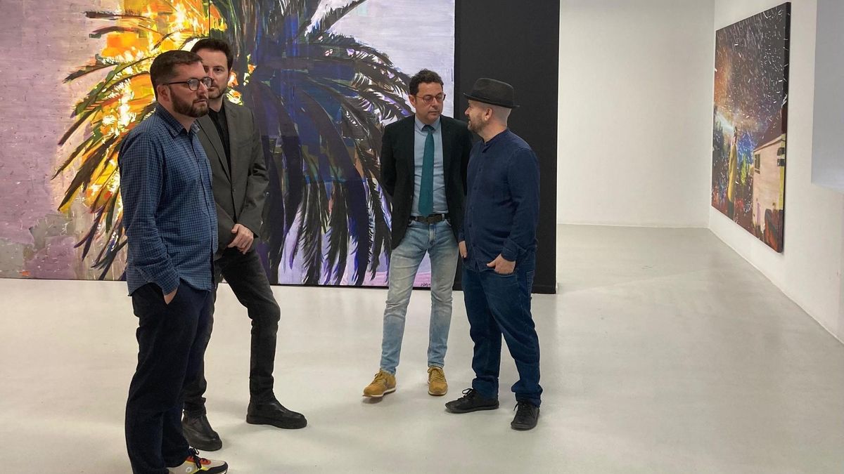 Imagen de la visita del director general del Instituto de las Industria Culturales y las Artes, Manuel Cebrián, a la exposición 'Llueve fuego' de Manuel Pérez