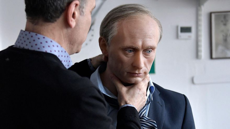 El director del Museo de Cera de París, Yves Delhommeau, retira la figura de Putin.