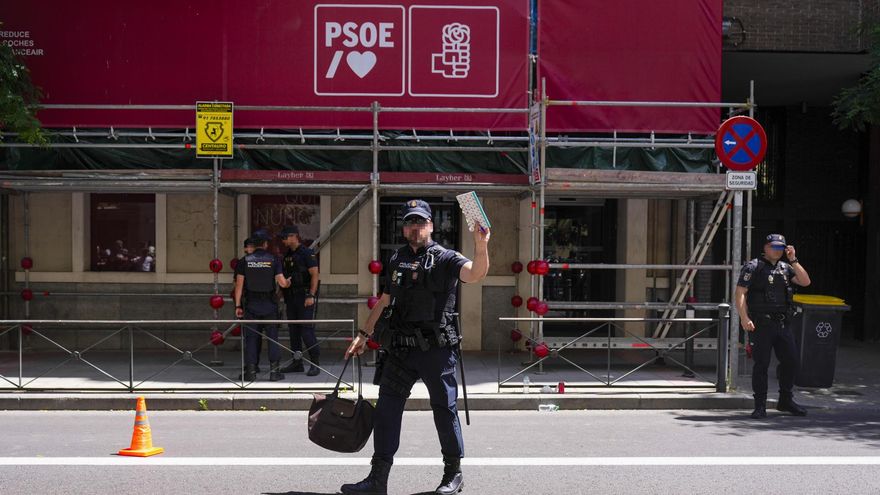 Agentes de la Unidad Central Operativa (UCO) de la Guardia Civil se encuentran desde primera hora de este miércoles en la sede central del PSOE en la calle Ferraz.