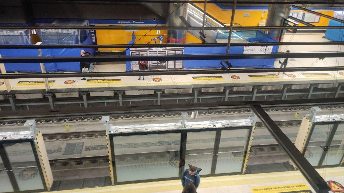 Mamparas y puertas colocadas en la estación de Arganzuela-Planetario.