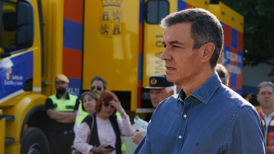 El presidente del Gobierno, Pedro Sánchez, a su llegada al Puesto de Mando Avanzado instalado en Navaluenga (Ávila). EFE/Raúl Sanchidrián