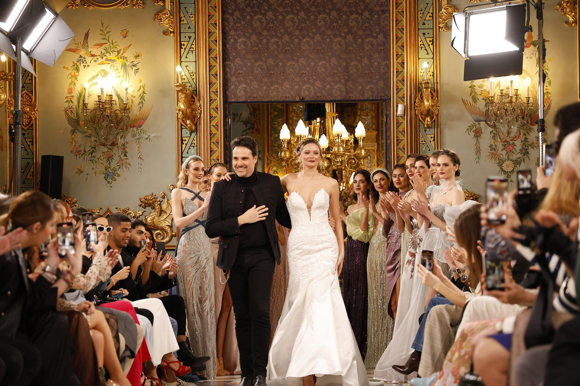 Un diseño nupcial de Diazar desfila en Atelier Couture Madrid. JAIME RECARTE