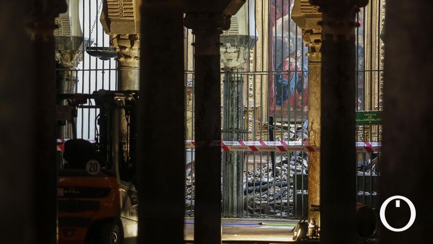 El primer balance del incendio en la Mezquita-Catedral de Córdoba: un techo derrumbado y varias obras de arte dañadas