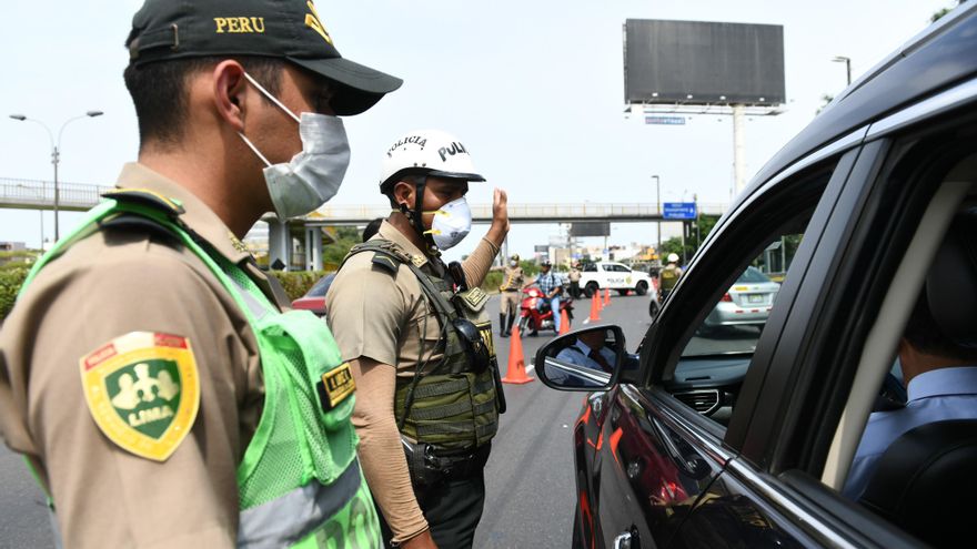Policía de Perú haciendo controles de prevención contra la COVID-19 en Lima, algunos sin mascarilla.