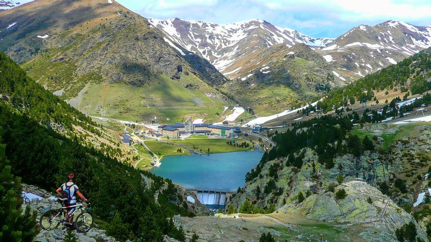 Vall de Núria, el valle de los Pirineos donde solo llegarás con un tren cremallera