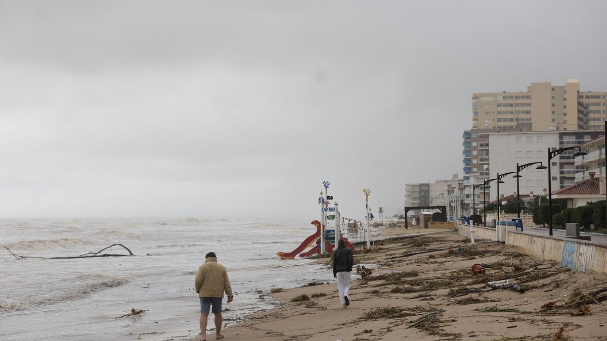 Estado en el que se encuentra la playa del municipio valenciano de Guardamar de la Safor por el paso de la dana Adam, este lunes.