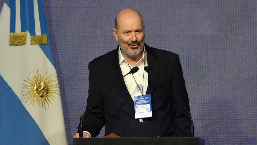 Sturzenegger apuntó contra los pilotos: "Paran porque no les dieron los asientos en business”