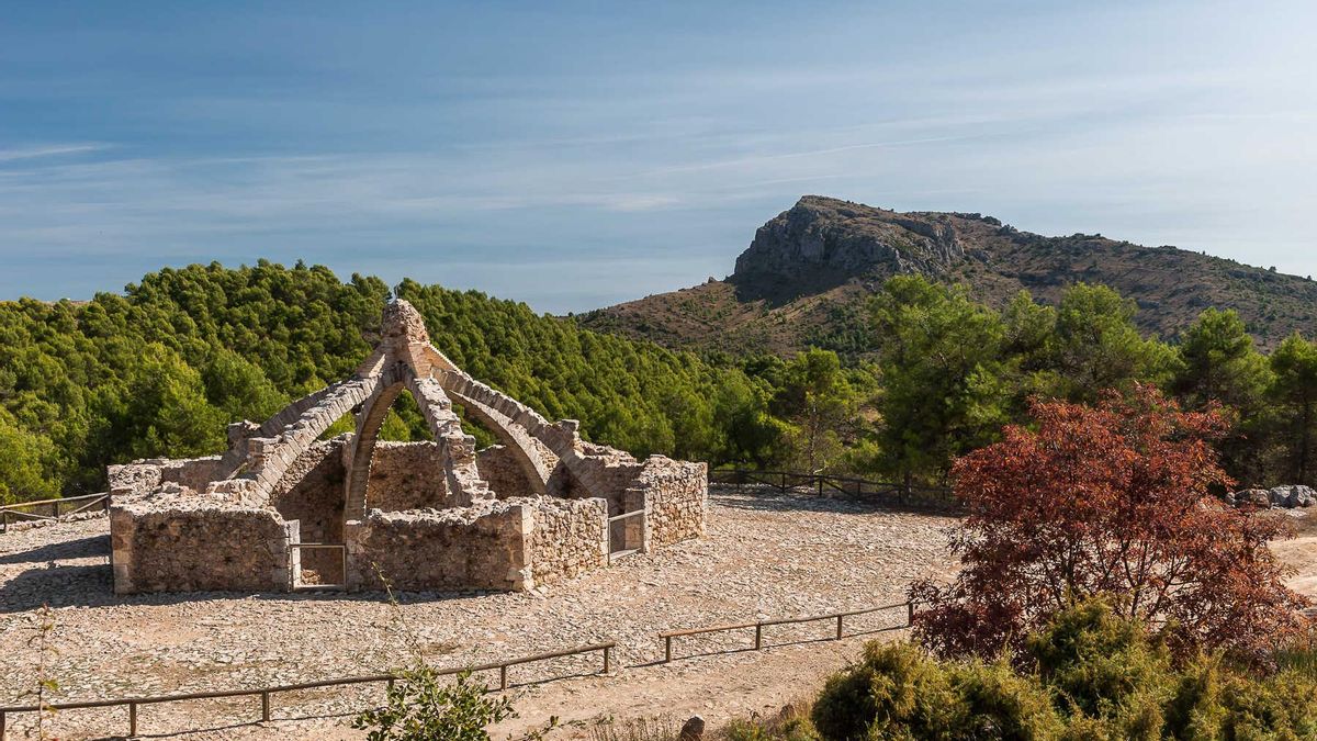 El pináculo de remate es una pieza magistral que pesa más de tres toneladas, ejerciendo de clave para estabilizar todo el conjunto arquitectónico