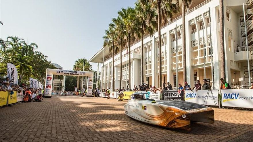 Vehículos solares del todo el mundo disputan la carrera World Solar Challenge