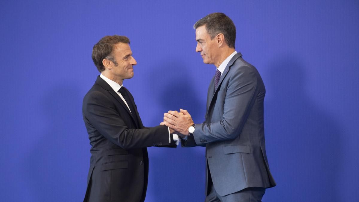 Imagen de archivo de los presidentes de España, Pedro Sánchez (d), y de Francia, Emmanuel Macron (i). EFE/ Miguel Ángel Molina