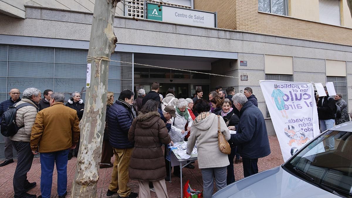 Protesta de vecinos de Valdeolleros en el centro de salud de Santa Rosa
