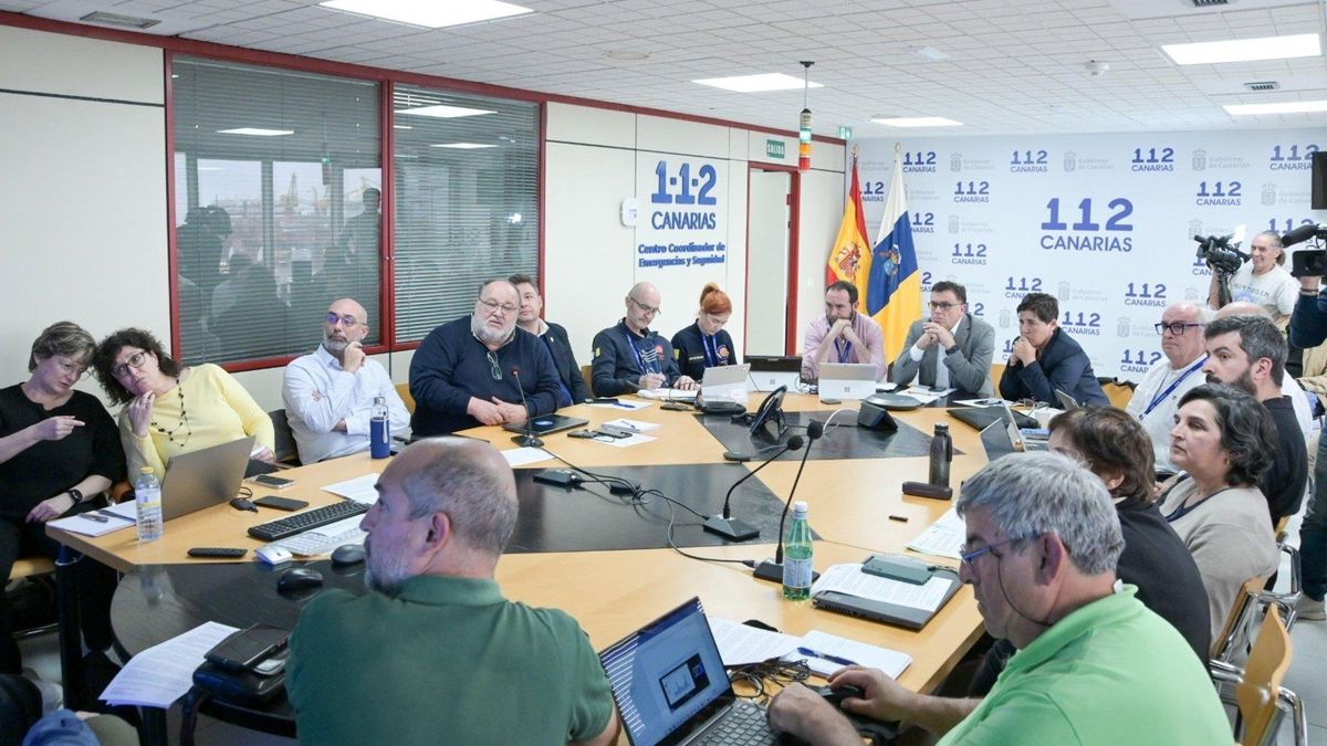 Autoridades, científicos y equipos de seguridad, en la reunión del Pevolca este jueves.