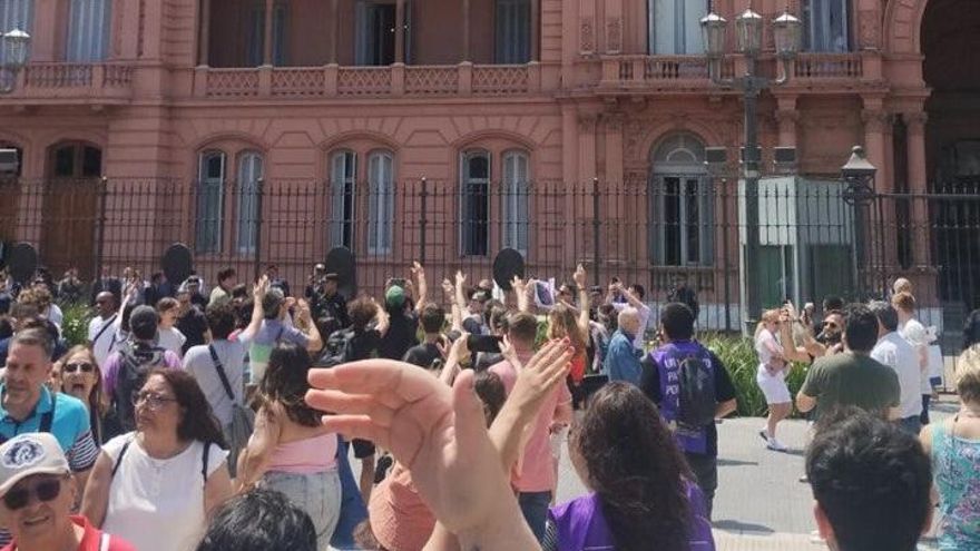 Universitarios cruzaron a Milei cuando salió a saludar al balcón de la Rosada