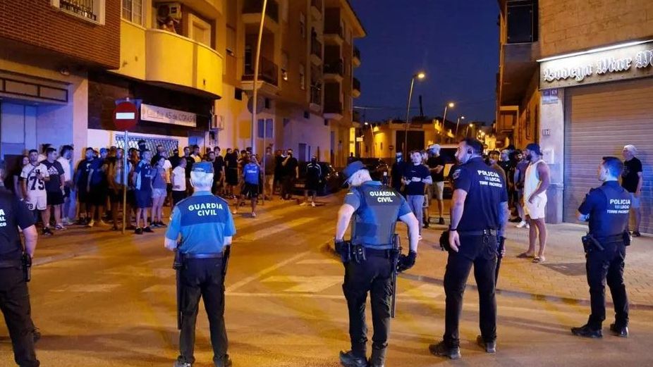 La ultraderecha apunta, otro dispara: el odio va con corbata