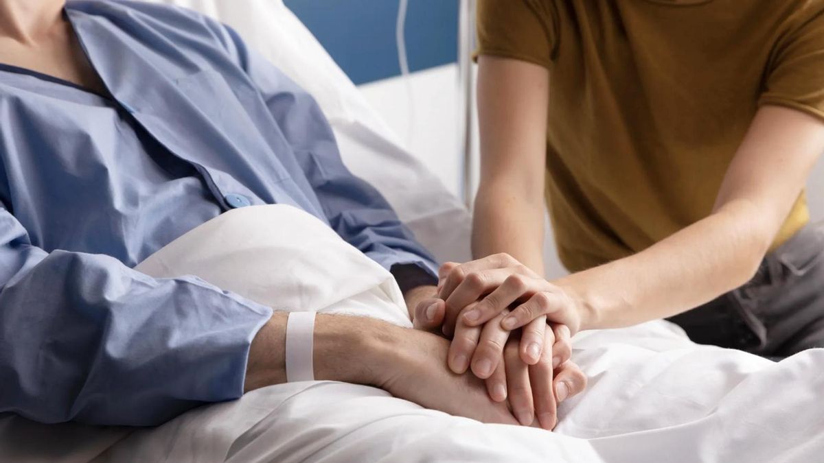 Cómo funciona el permiso por hospitalización: cinco días retribuidos para cuidar a familiares o convivientes