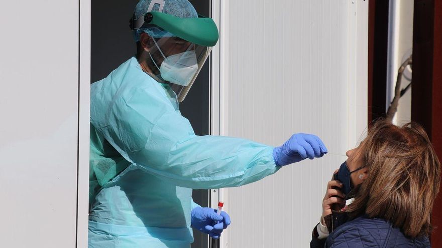 El grupo de edad entre 20 y 40 años es ahora el más afectado por la COVID en Extremadura