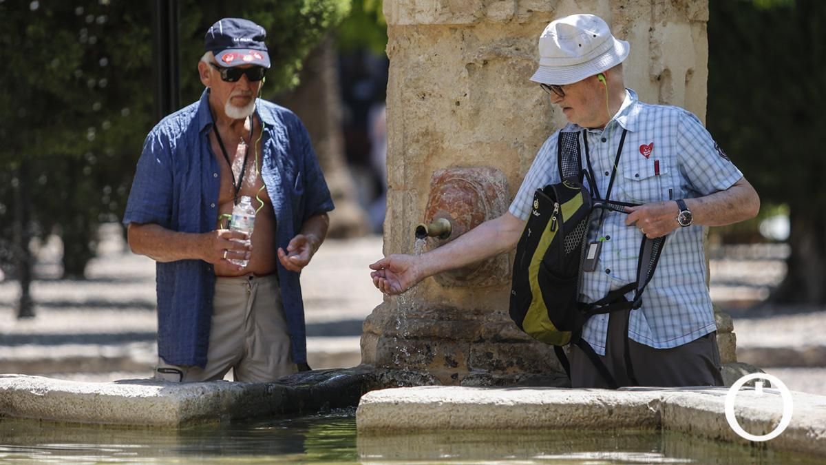 Turistas intentan combatir el calor