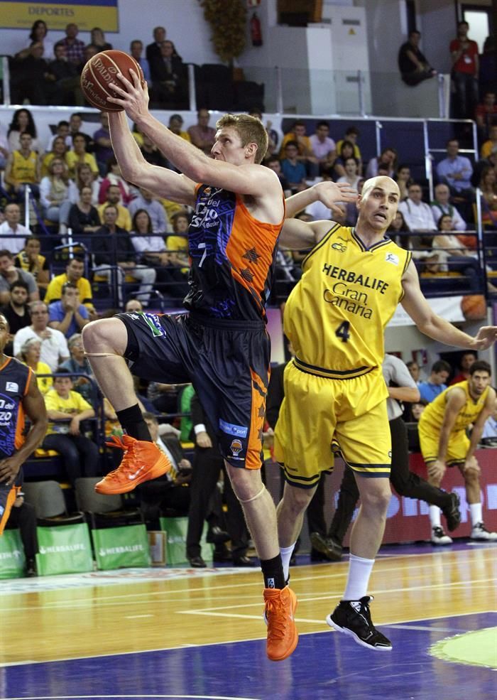 Doellman entrando a canasta ante Oliver. EFE/Elvira Urquijo A.