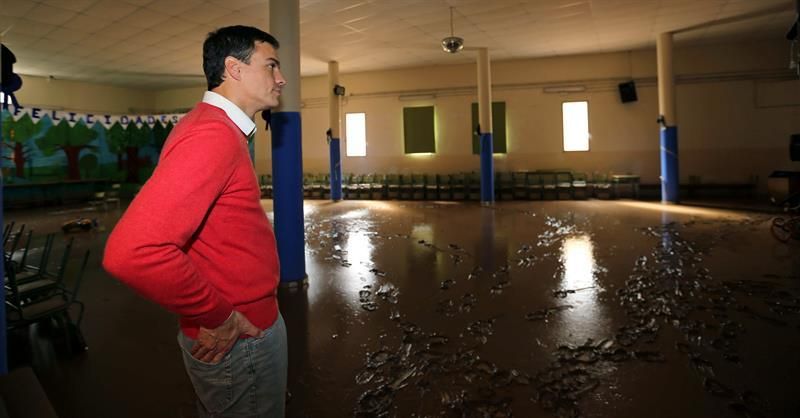 El secretario general del PSOE, Pedro Sánchez, visita el colegio Europa, afectado por las lluvias.  EFE/Elvira Urquijo A.