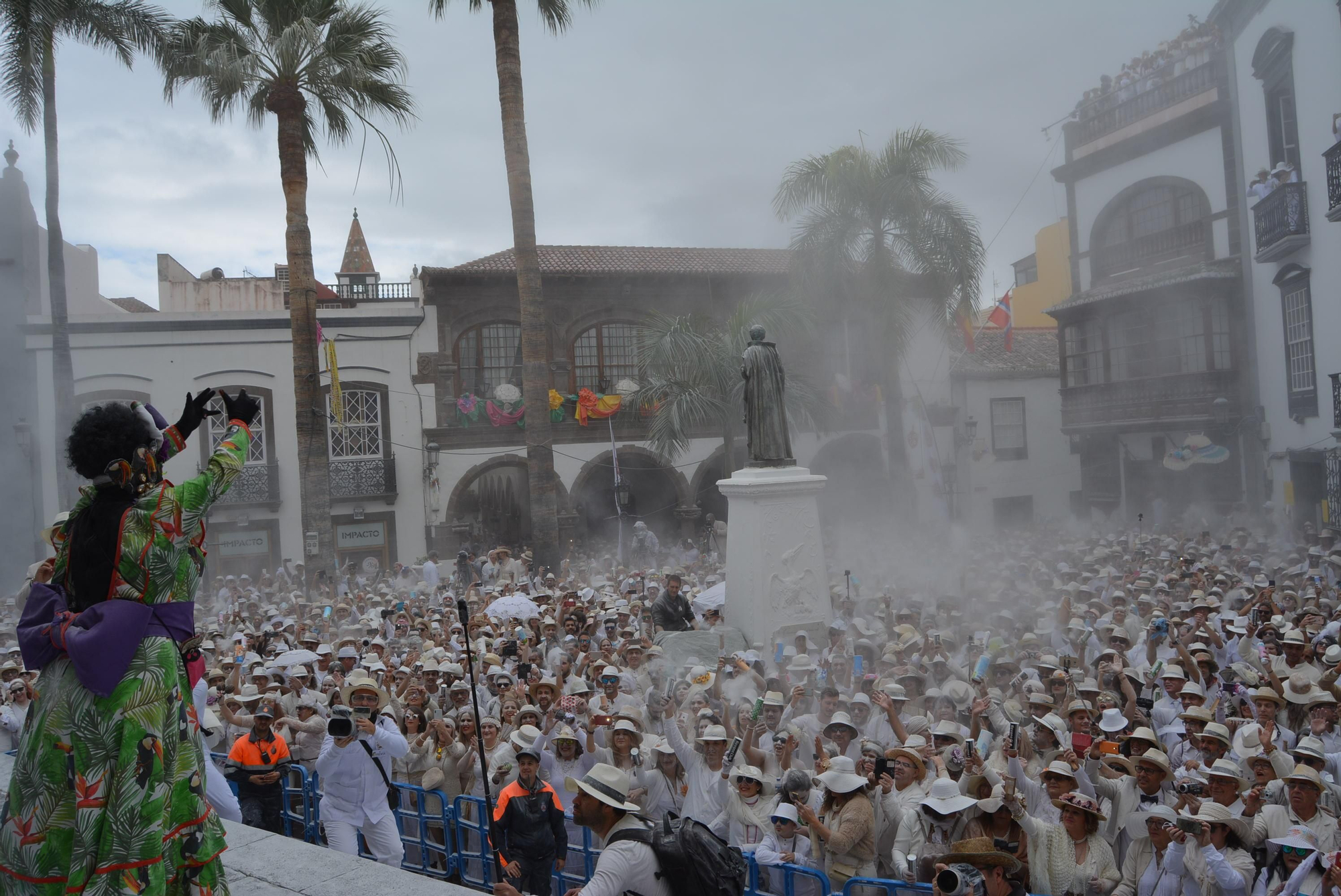 La Plaza de España se abarrotó de indianos.