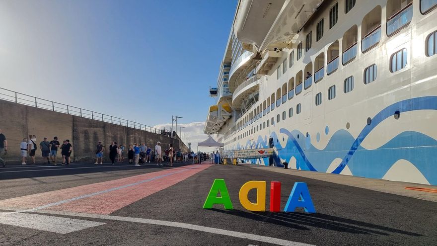 El buque crucero 'Aida Cosma', este lunes, en el Puerto de Santa Cruz de La Palma.